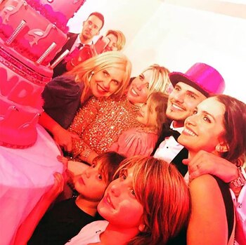 La modelo acompañada por su