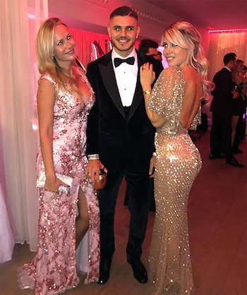 Wanda lució un vestido dorado