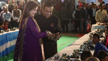 Mukesh Ambani junto a su