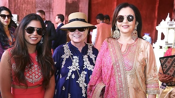 Isha Ambani junto a su