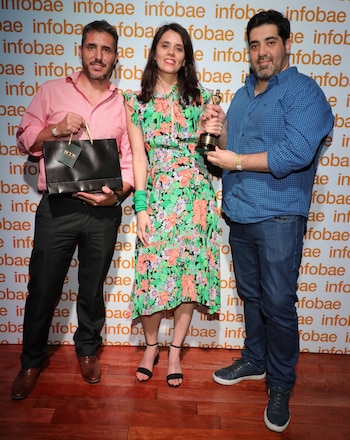 Los responsables de Jugá 24, con su premio de la terna a la aplicación destacada del año