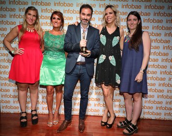 El equipo de Teleshow, ganador del premio al mejor portal de noticias de espectáculos: Milagros Monti, Nancy Duré, Ariel Wolman, Tatiana Schapiro y Nieves Otero