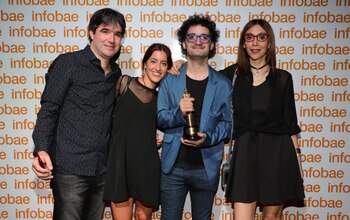 Alexis Simonian festeja la obtención del Martín Fierro a la visión digital en nombre de Marcelo Simonian