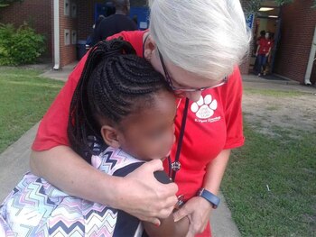 Sus compañeros la molestaban porque una familia blanca la llevaba a la escuela (Foto: Facebook)