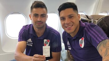 Martínez, junto a Pérez, en el avión con destino a Emiratos Árabes (Foto: @pity_martinez)