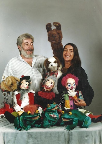 Cecile con su marido Tito y sus títeres