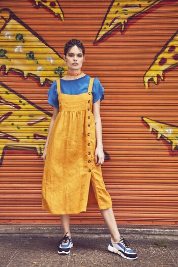 Remera ($ 4.200, Vitamina), vestido