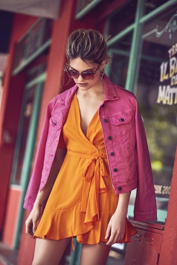 Vestido cruzado con lazo y volado ($