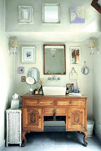 Un mueble de tocador antiguo se