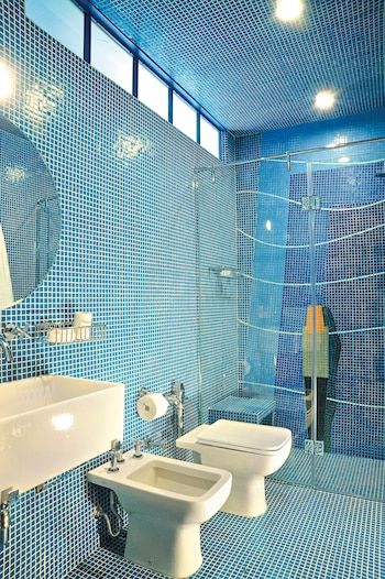 Baño con venecitas en distintos