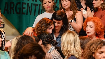 En uno de los momentos más conmovedores del encuentro, Thelma Fardin se abrazó a Griselda Siciliani (Julieta Ferrario)