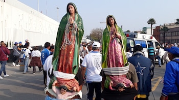 Es común ver que la gente llegue cargando grandes figuras de la virgen en la espalda. (Foto: Juan Vicente Manrique/ Infobae México)
