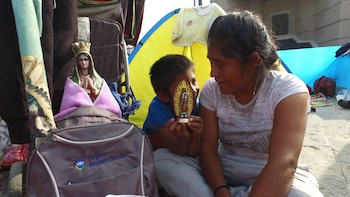 Las familias se instalan en la explanada de la Basílica para descansar antes de volver a sus hogares. (Foto: Juan Vicente Manrique/Foto Infobae México)