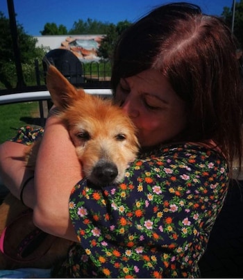 Yvonne West abrió las puertas de su casa al perrito que buscaba cariño (Foto: Facebook Pincho)