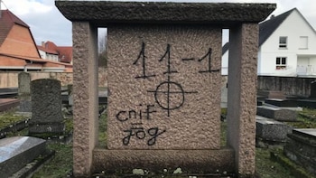 Graffitis en el cementerio.