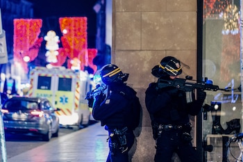Agentes patrullan la zona del tiroteo (AFP)