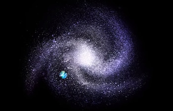 En el centro de la Vía Láctea hay un agujero negro supermasivo, y el Sistema Solar tiene una órbita “segura” a su alrededor, a una distancia de 25 mil años luz (Instantánea de video/TED)