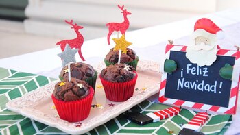 Cupcakes con decoraciones navideñas y