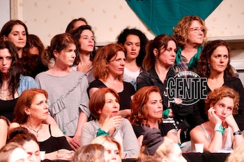 De izquierda a derecha y