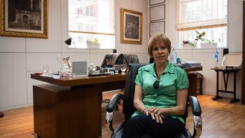 Con una camisa verde, la rectora Ana Barral advirtió que bajo su gestión el Carlos Pellegrini tendrá “puertas abiertas” a la comunidad