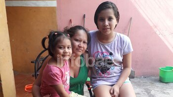 Claudia, junto a sus hijas Mía Danitza (5) y Brenda (12), tras enterarse de su sobreseimiento