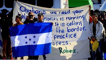 Los migrantes protestaron ante el consulado