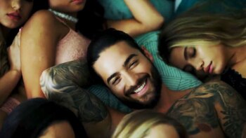 Maluma rodeado de siete mujeres