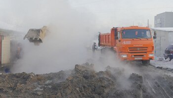 El charco de agua hirviendo estaba al lado de un parque infantil (Foto: Servicio de prensa de la Administración de Barnaul)