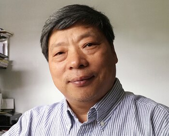 Lu Guang posa para una