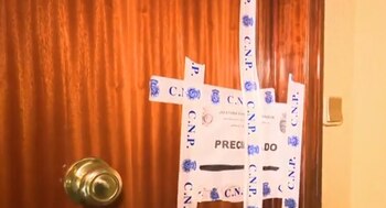 En la puerta que derribaron los agentes colgaba un cartel de “Feliz Navidad”