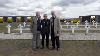 Eduardo Eurnekian, rodeado por Robin