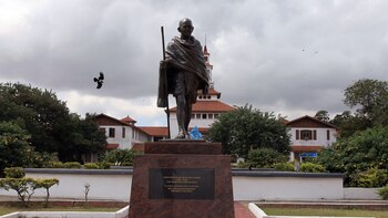 La estatua de Gandhi en