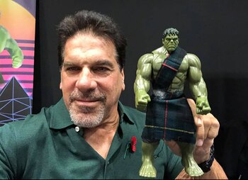 Ferrigno muestra un juguete del