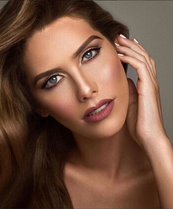 Posa bajo la lente de