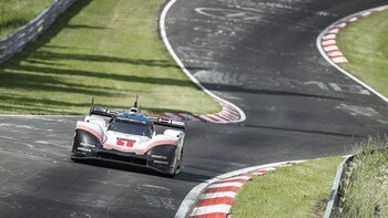 El Porsche 919 Hybrid Evo es hasta ahora el auto más veloz del circuito alemán.