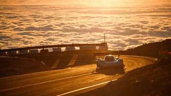 El Volkswagen ya batió el récord de Pikes Peak. Lo hizo entre nubes a toda velocidad