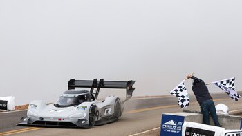 El momento en el que cruzó la meta en Pikes Peak, a 4.000 m.s.n.m. ¿Lo logrará en Nürburgring?