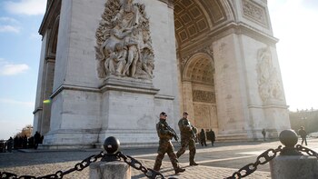Oficiales en el Arco del