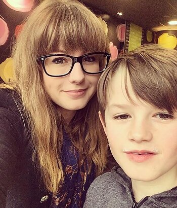 Lauren Smith junto a su hijo Ben Hedges