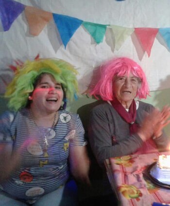 Rocío, de 28 años, junto