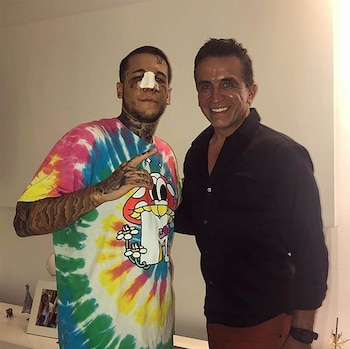 El cantante posó con su
