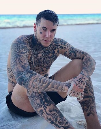 “Tiembra Brad Pitt”, escribió en