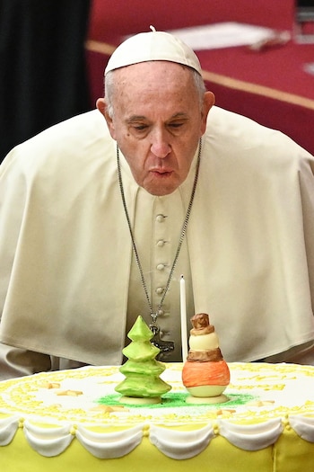 El Papa Francisco sopla la