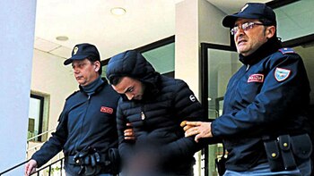 Uno de los italianos capturado