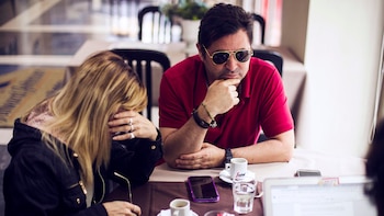 Los hermanos del funcionario, tras el entierro de Rodríguez