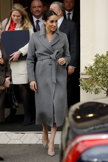 La duquesa de Sussex visitó la Royal Variety Charity con un abrigo largo de Soia & Kyo Adelaida sobre un vestido estampado de la colección Brock (AP)