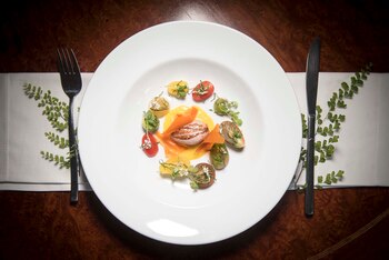 Rellenar los calamaretis, cerrarlos con