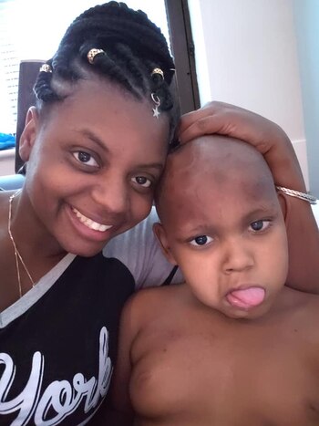 Su madre, emocionada, aún no