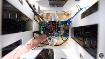 El artefacto incluye cuatro móviles