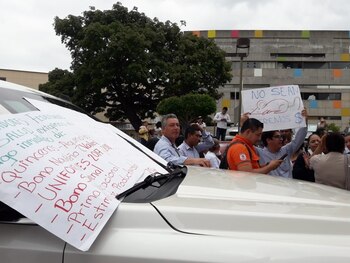 Los manifestantes reclamaron con cartulinas